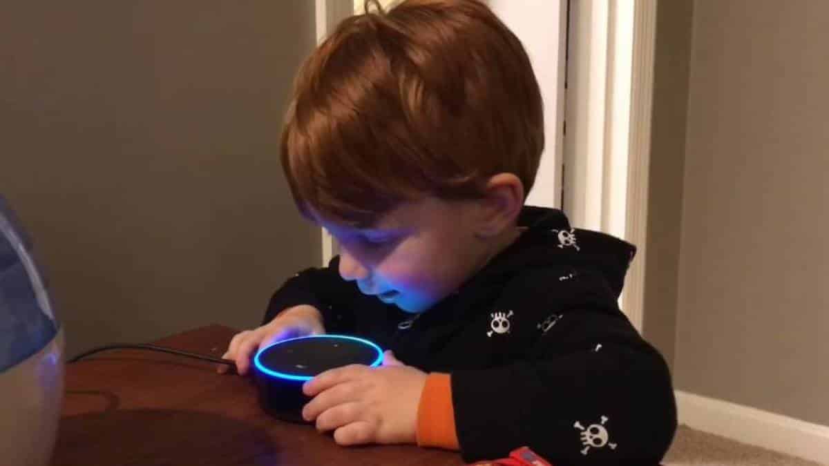 Comando de voz faz assistente virtual recitar pornografia para crian�a por acidente