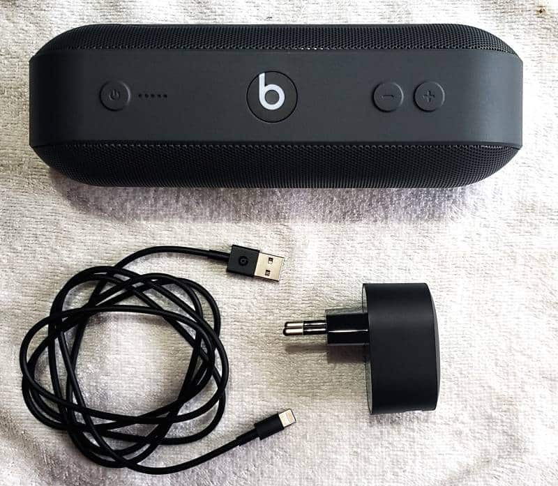 which beats pill uses a lightning cable to charge
