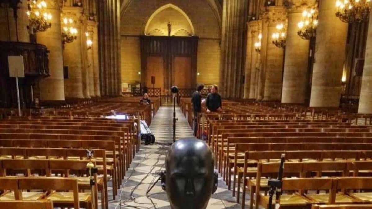Brian FG Katz e colegas mensurando a ac�stica da Catedral de Notre Dame em 2013