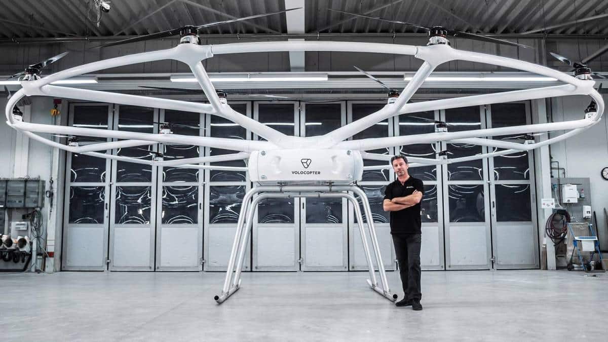 Um Drone C Está Localizado Exatamente A 20 Metros
