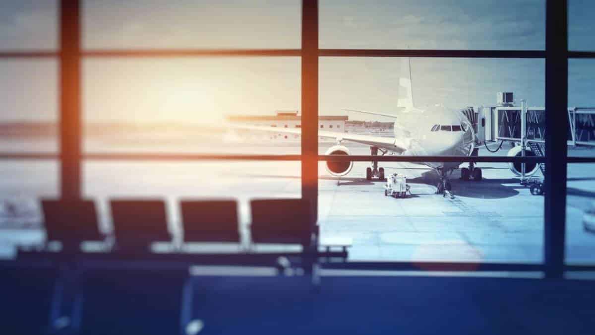 Homem 'invade' monitor de aeroporto para jogar videogame