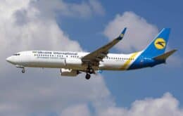Boeing 737-800 cai após decolar do Aeroporto Internacional de Teerã
