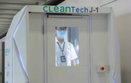 Aeroporto de Hong Kong adota cabine de desinfecção e robôs faxineiros