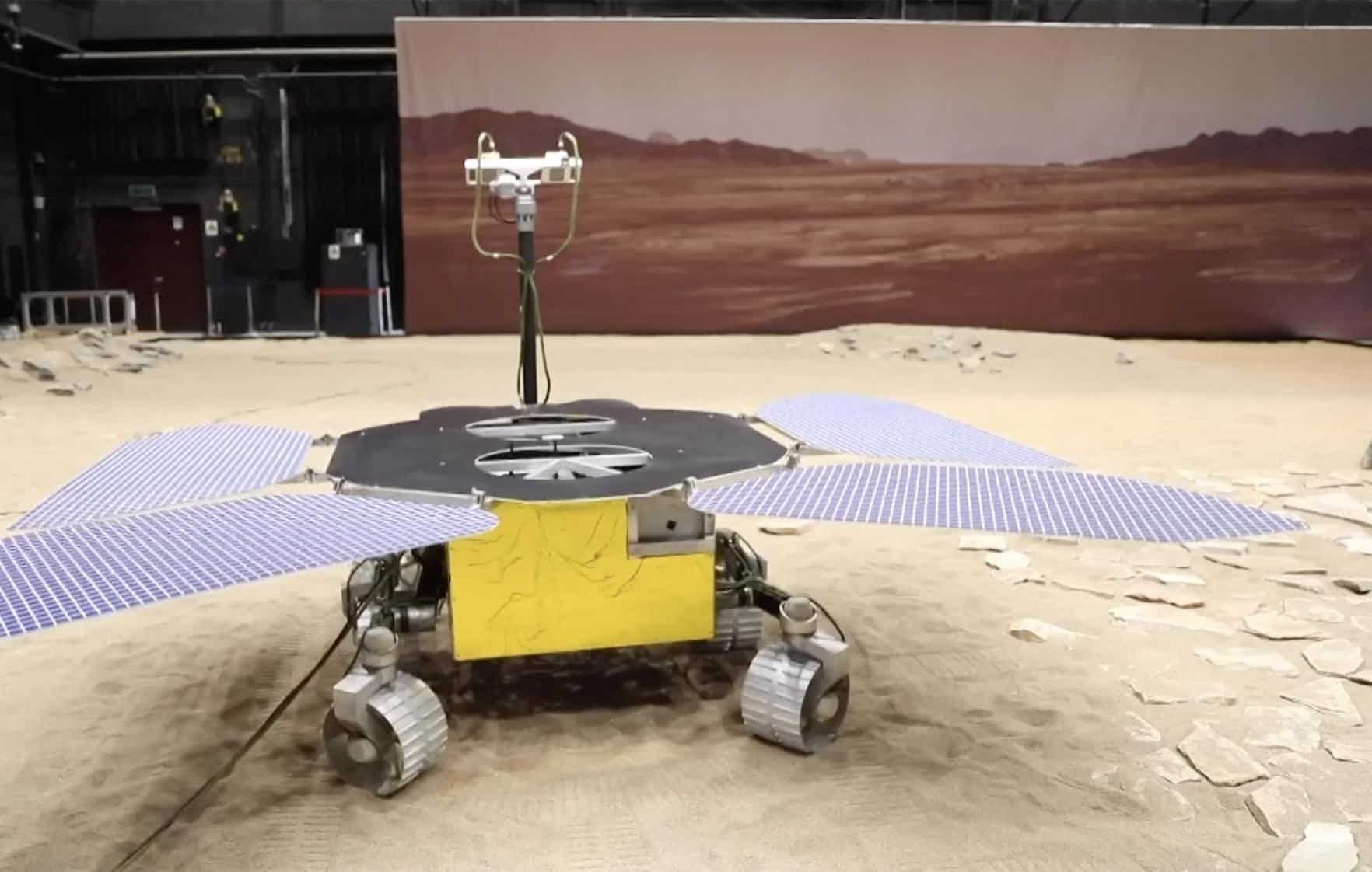 Imagem mostra maquete do rover chinês enviado a Marte na missão Tianwen-1, sendo testado na Terra