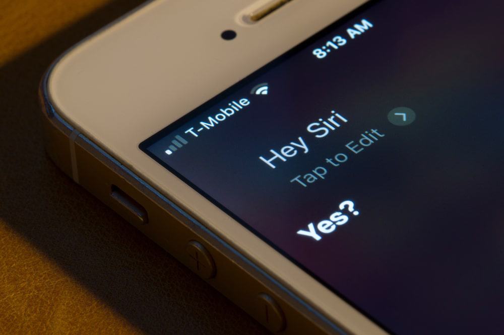 Lateral da tela de um iPhone com uma conversa com a Siri
