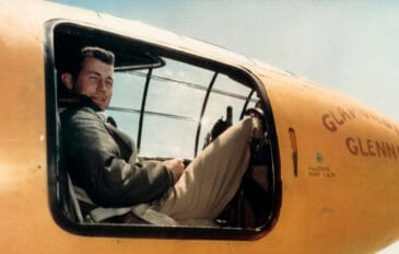Chuck Yeager a bordo do Bell X-1 "Glamorous Glennis", em 1947