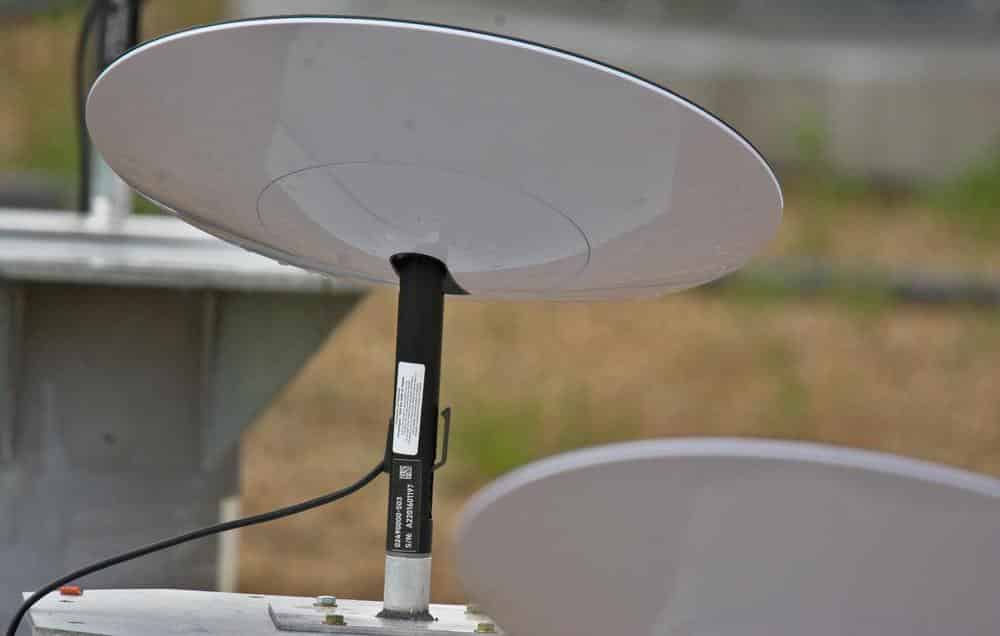Foto mostra a Starlink e sua antena em funcionamento