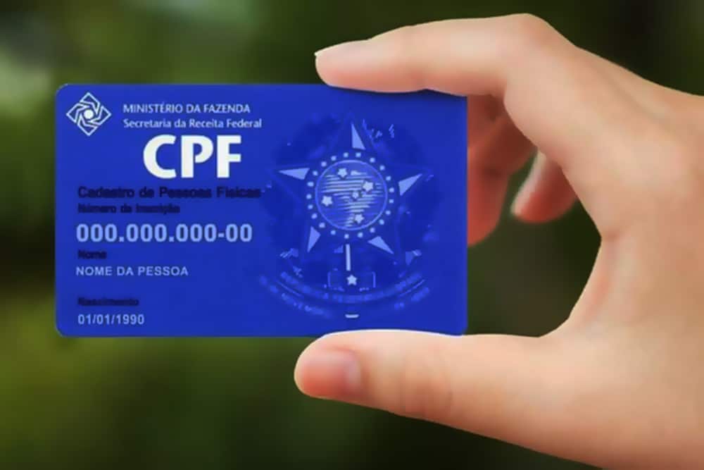 Mão segurando cartão de CPF