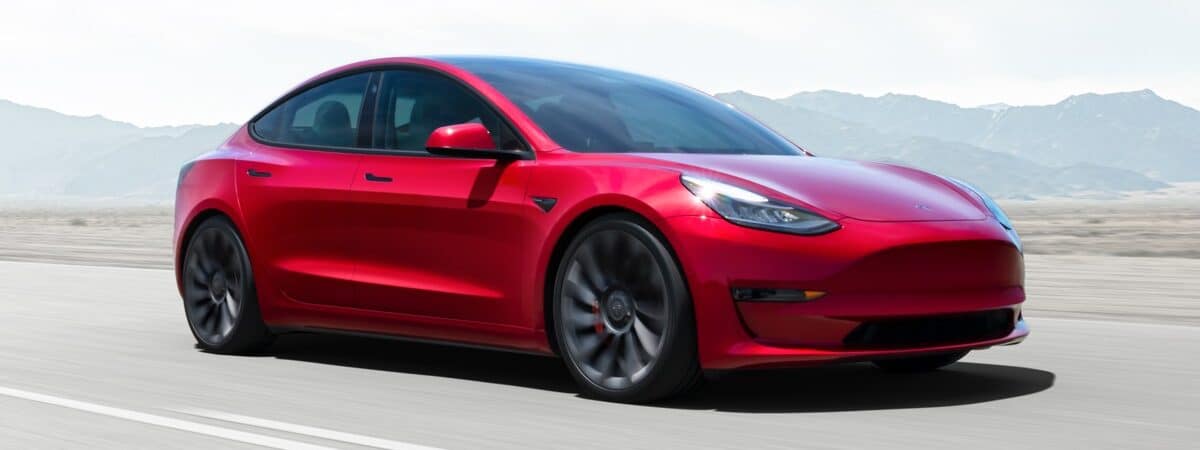 Model 3 vermelho, fabricado pela Tesla
