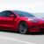 Mulher tenta parar Tesla Model 3 que estava indo em direção a seu dono; entenda