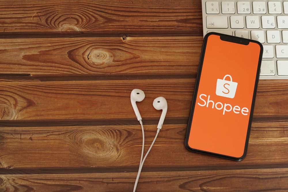 Aplicativo da plataforma de e-commerce Shopee aberto na tela de um celular.