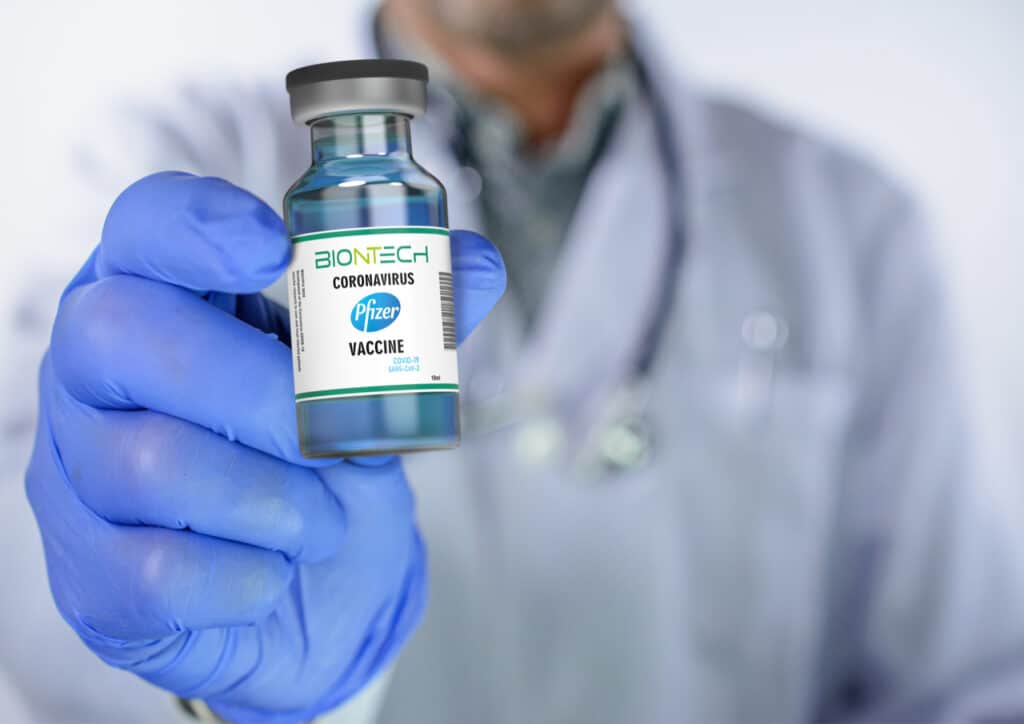 A "vacina da Pfizer" (Comirnaty) contra a Covid-19 é baseada na tecnologia de RNA Mensageiro. Imagem: Giovanni Cancemi/Shutterstock