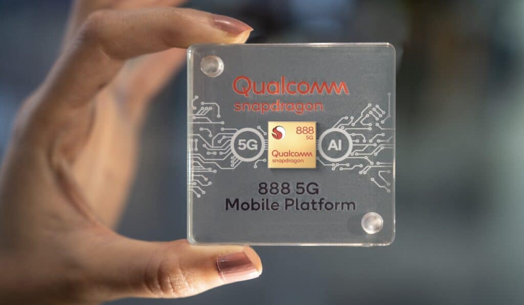 Mão feminina segura uma placa de acrílico com um processador Qualcomm Snapdragon 888