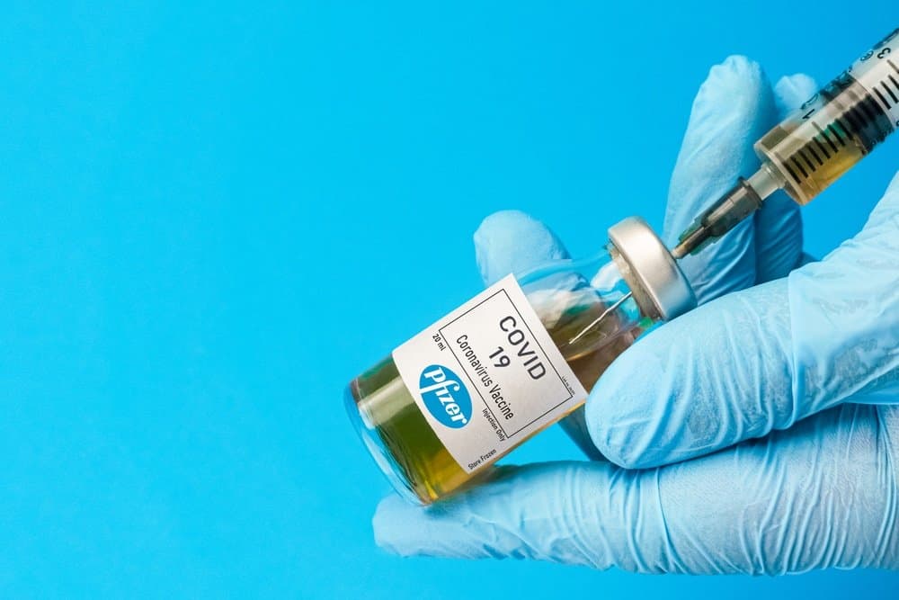Pessoa transfere vacina contra Covid-19 da Pfizer para seringa
