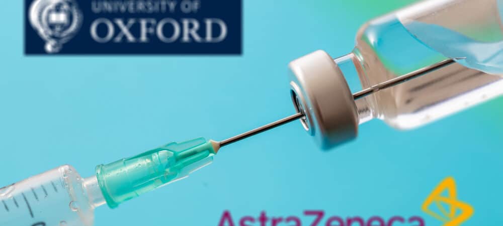 Vacina de Oxford: Seringa pegando líquido de ampola e ao fundo símbolos da Universidade de Oxford e da farmacêutica AstraZeneca