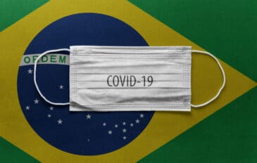 Máscara com bandeira do Brasil