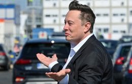 Ações da Tesla caem após compra do Twitter por Elon Musk