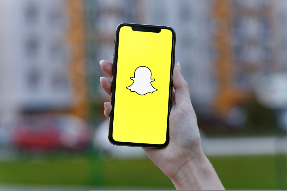 Logo da rede social Snapchat, de propriedade da Snap, exibida na tela de um iPhone.