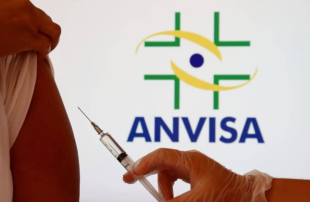 Campanha de vacinação é iniciada após aprovação de vacinas para uso emergencial pela Anvisa
