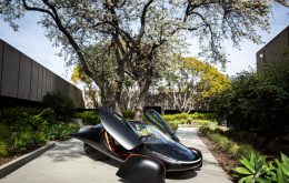 Aptera, carro solar que ‘nunca precisa ser carregado’, é esmiuçado no programa de Jay Leno; assista
