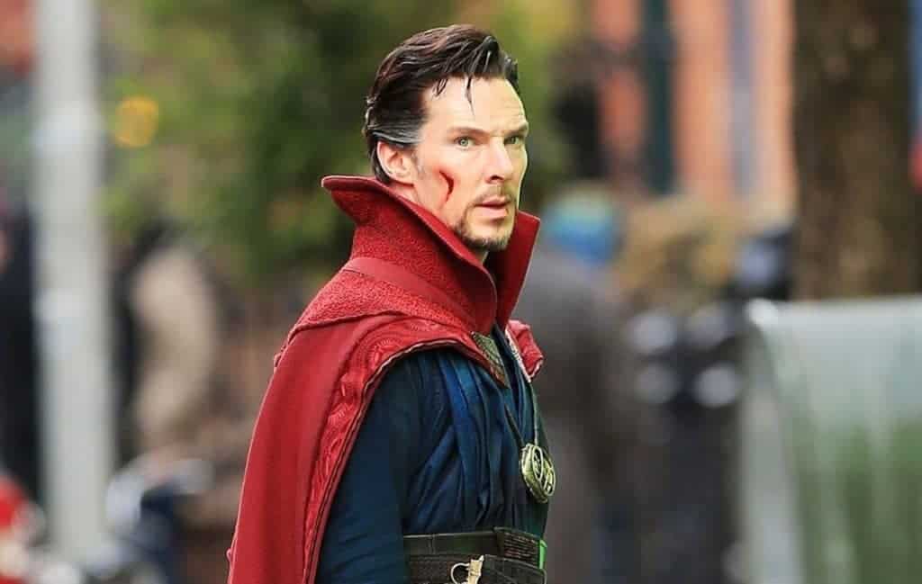 Imagem mostra o ator Benedict Cumberbatch vestindo a roupa do Doutor Estranho. Herói da Marvel usa capa vermelha e roupão azul, com um medalhão dourado no peito