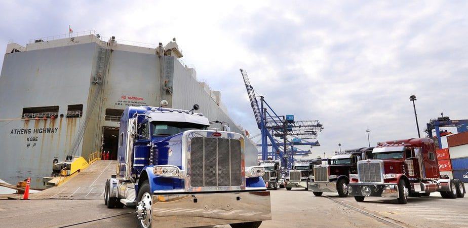 Caminhões da franquia 'Transformers', de quase R$ 1,5 milhão, chegam ao Brasil. Imagem: Portos do Paraná/Divulgação