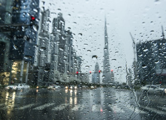 Chuva em Dubai, nos Emirados Árabes. Imagem: Naufal MQ/Reprodução/Shuttershock