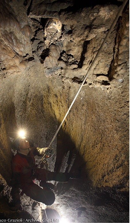 Cientista desce caverna de 38 metros