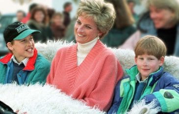 Princesa Diana, acompanhada de seus filhos, os príncipes William e Harry