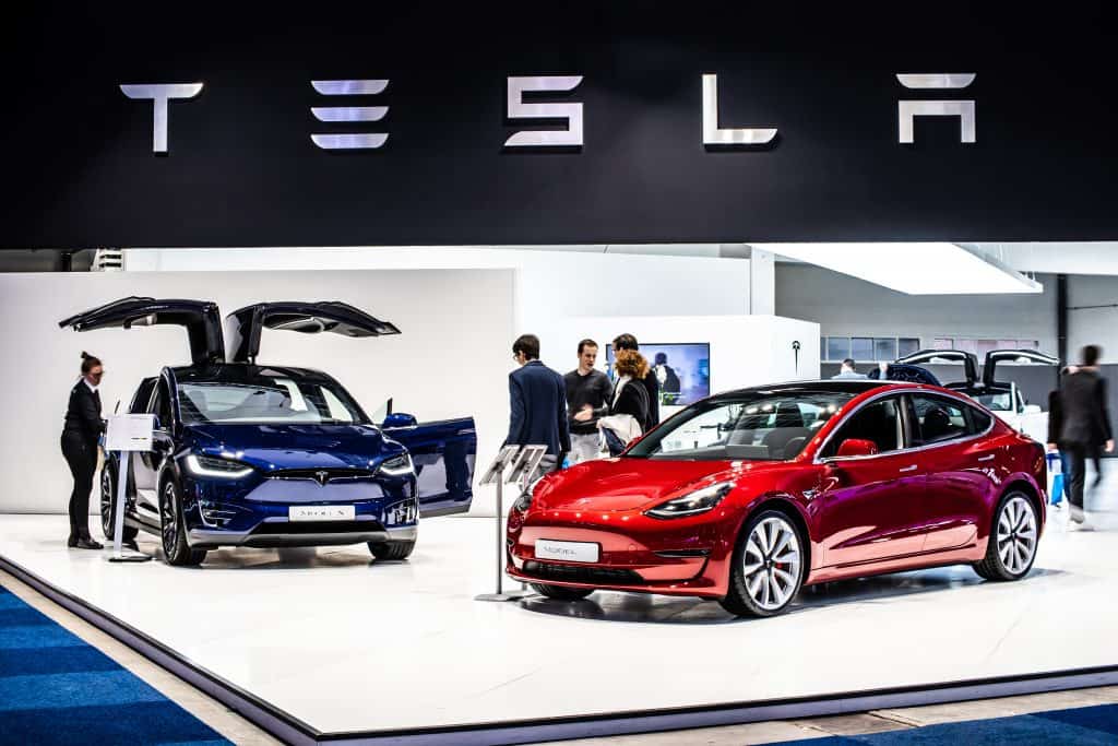 Tesla Model 3 e Model X no Salão do Automóvel de Bruxelas. Imagem: Grzegorz Czapski / Shutterstock.com