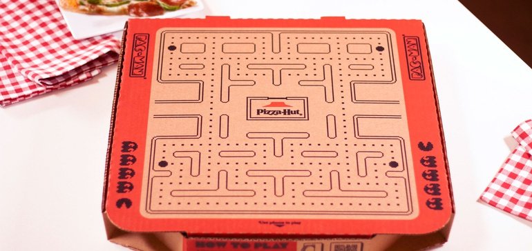 Pizza Hut põe “Pac-Man” jogável nas caixas de pizza. Imagem: Pizza Hut/Divulgação