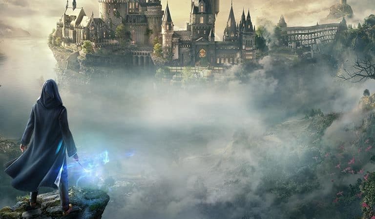 Pôster do jogo "Hogwarts Legacy", mostrando um bruxo no topo de uma montanha, olhando à distância para a Escola Mágica de Harry Potter