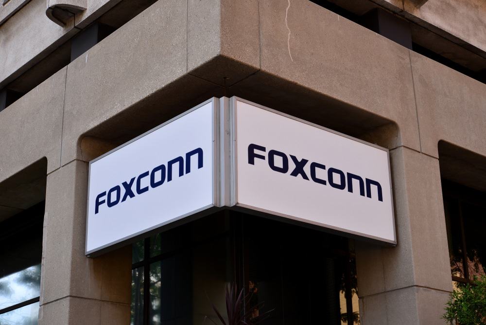 Prédio com um toldo com o logo da Foxconn, principal fornecedora de componentes da Apple
