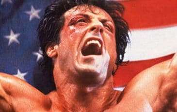 O personagem Rocky Balboa, de Sylvester Stallone, aparece celebrando uma vitória com a bandeira dos Estados Unidos ao fundo