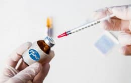 Covid-19: Pfizer espera lançar vacina eficaz contra todas variantes ainda em 2022