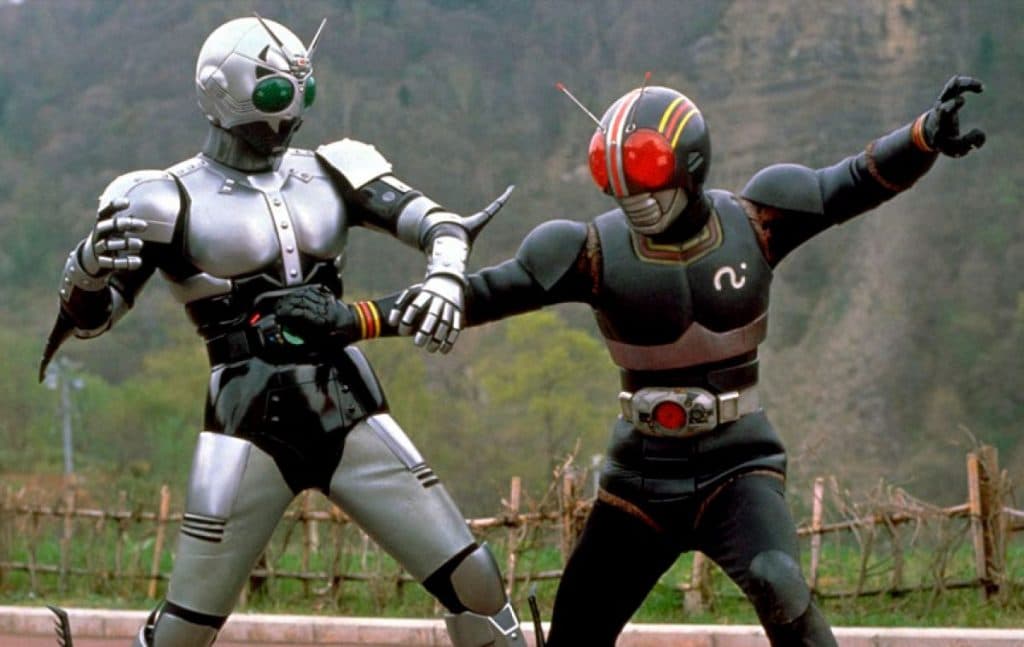 Imagem mostra cena de "Kamen Rider Black", com o protagonista lutando contra o vilão Shadow Moon