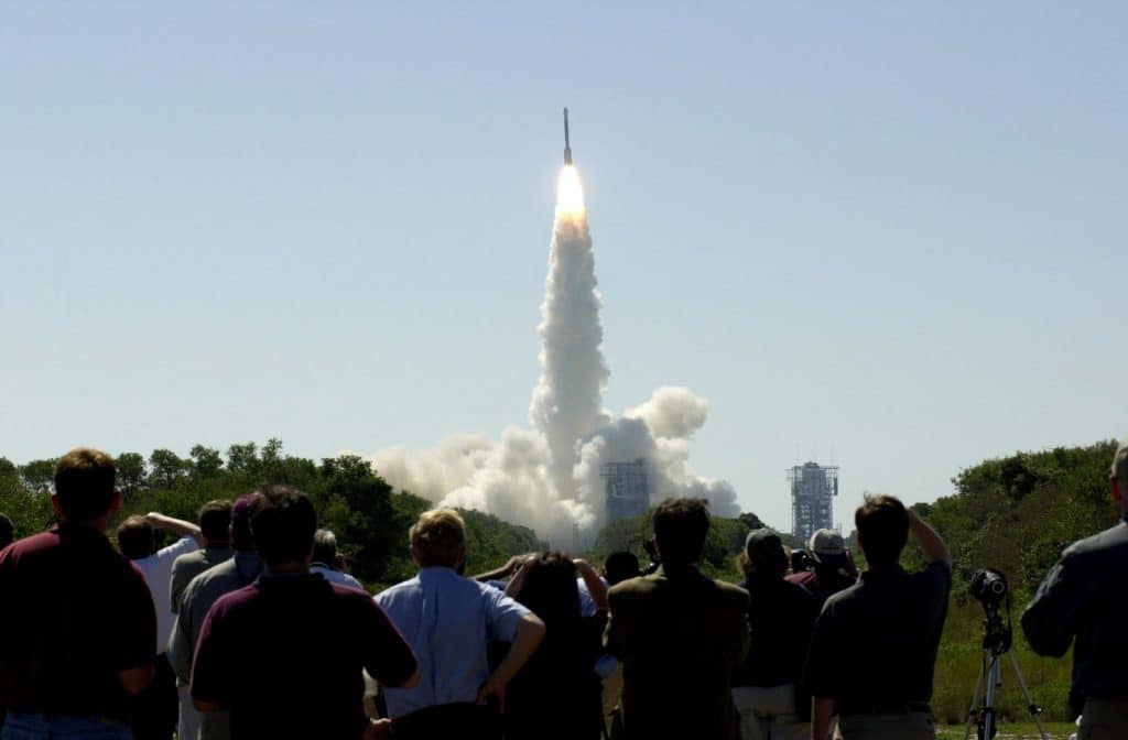 Pessoas acompanham o lançamento do Mars Odyssey, que decolou a bordo de um foguete Delta II em 7 de abril de 2001