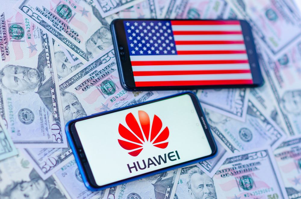 Celulares com a bandeira dos EUA e logo da Huawei