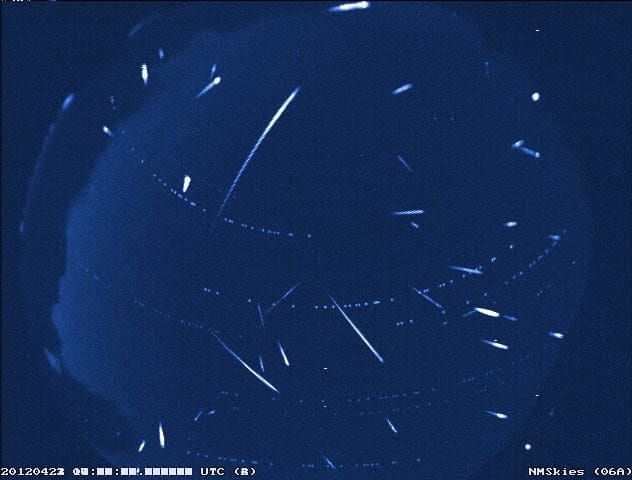 Imagem composta de meteoros lirídeos e esporádicos sobre o Novo México em 2012. 
Créditos: NASA/MSFC/Danielle Moser