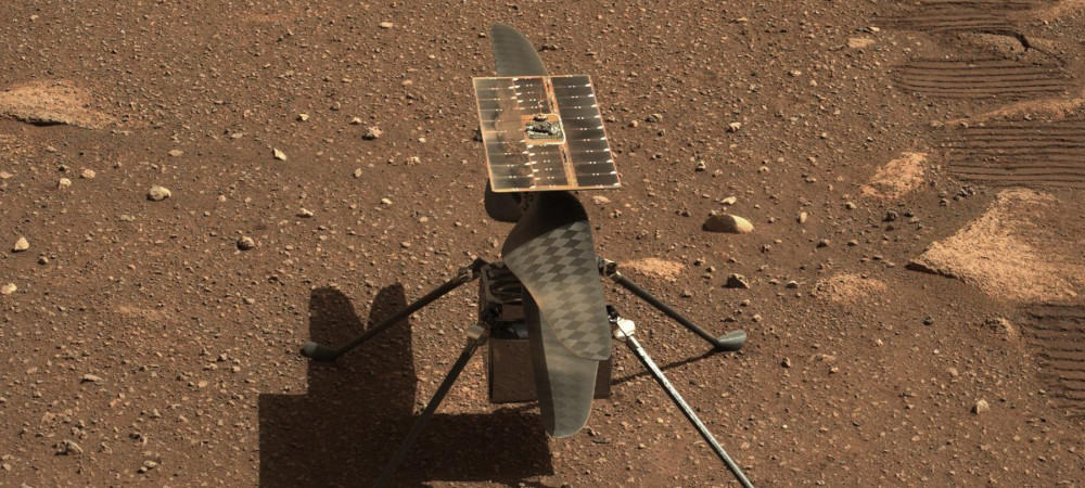 Foto do helicóptero Ingenuity na superfície de Marte, feita pelo rover Perseverance