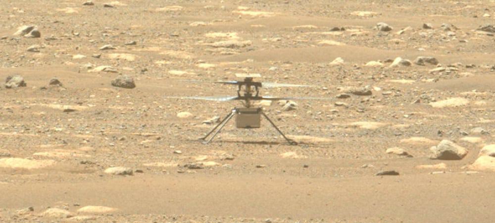 Imagem do helicóptero Ingenuity em Marte feita pelo rover Perseverance em 19 de abril de 2021
