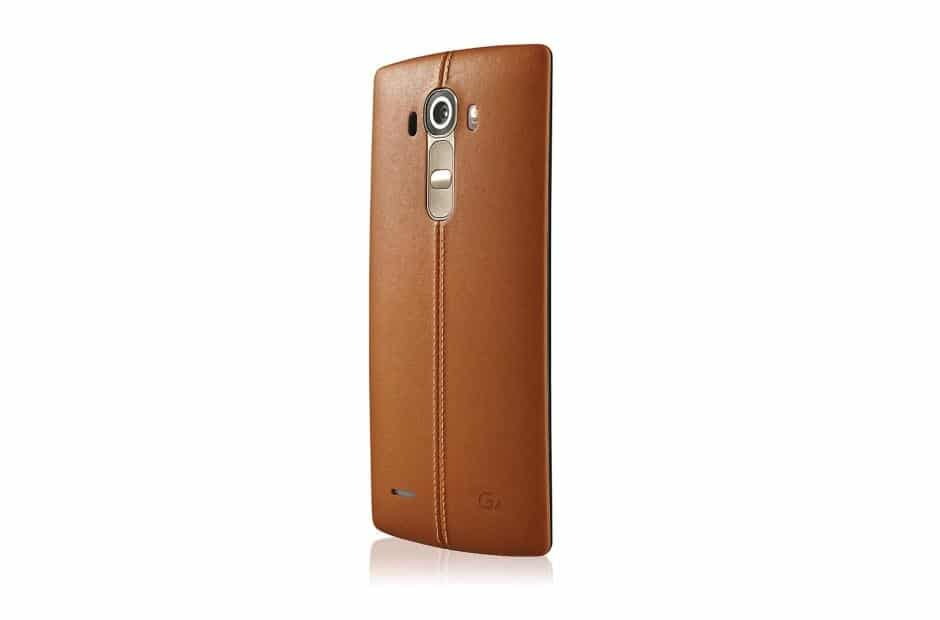 Smartphone LG G4 com acabamento em couro.
