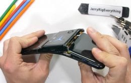 Faltou resistência: Youtuber quebra celular da Lenovo e coloca em xeque o design com baterias laterais