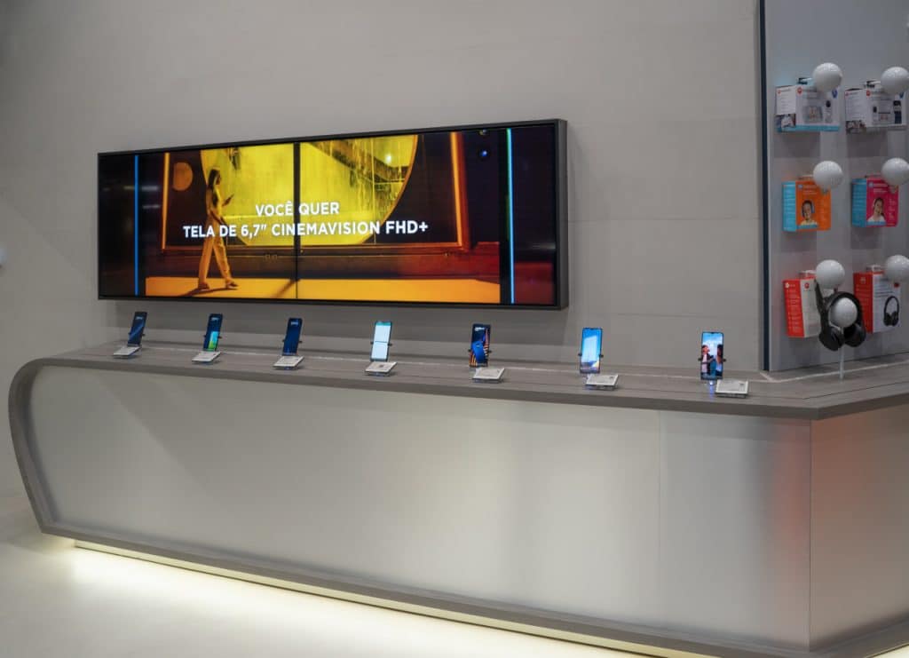 Interior de uma das lojas-conceito da Motorola, mostrando a seleção de aparelhos da marca. Imagem: Motorola