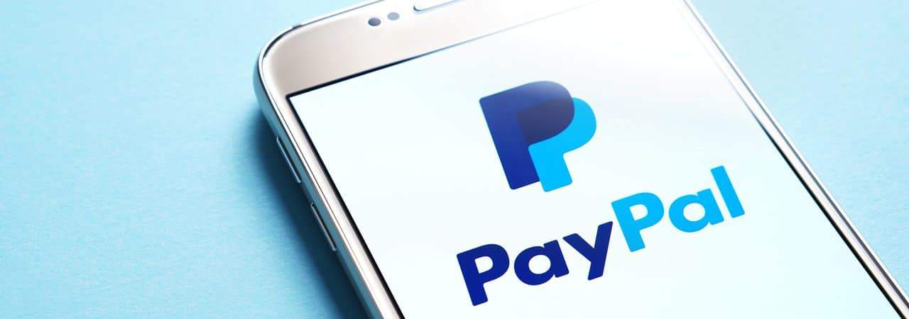 Logo do PayPal aberto em smartphone