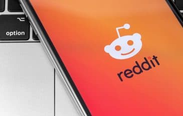 Imagem mostra o logo do Reddit na tela de um smartphone