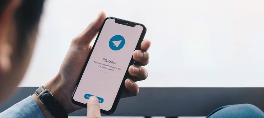 Celular com logo do Telegram