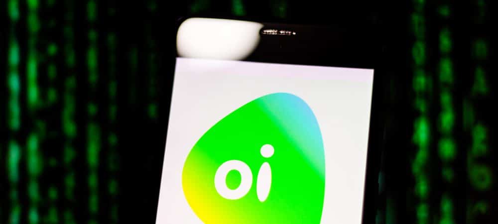 Smartphone exibe na tela o logo da empresa de telefonia Oi