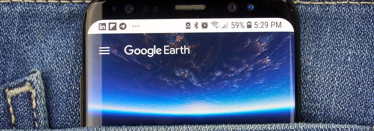 App do Google Earth aberto em smartphone