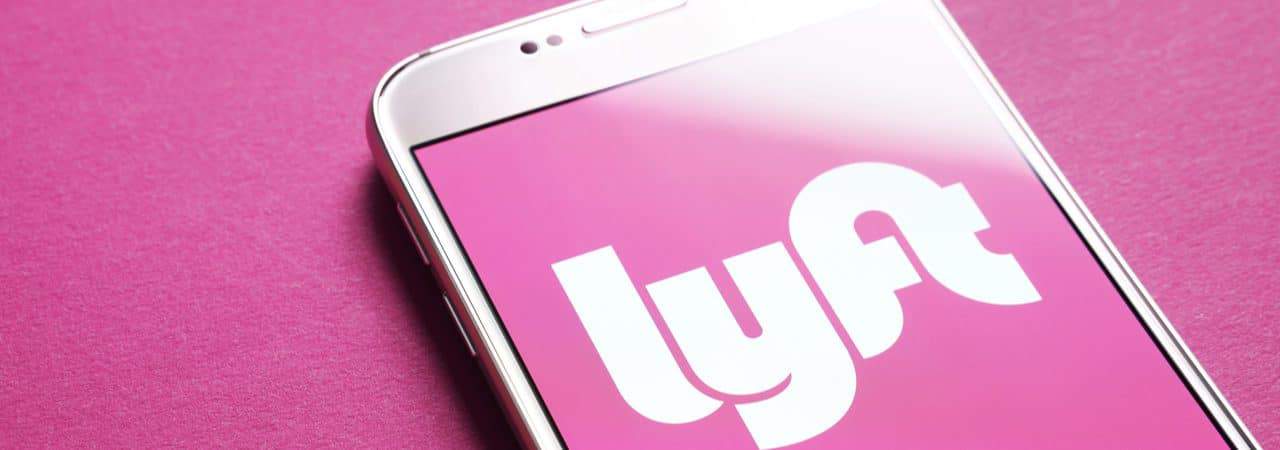 Imagem mostra a logomarca da Lyft, empresa de caronas privadas, na tela de um smartphone